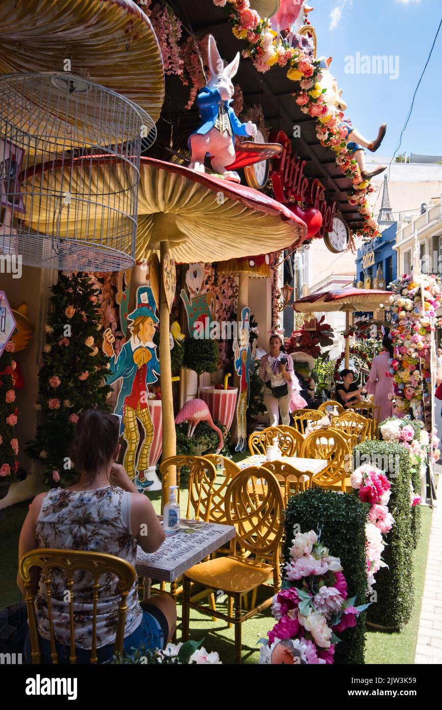 Blick auf eine Straße Alice im Wunderland in Athen Stockfoto