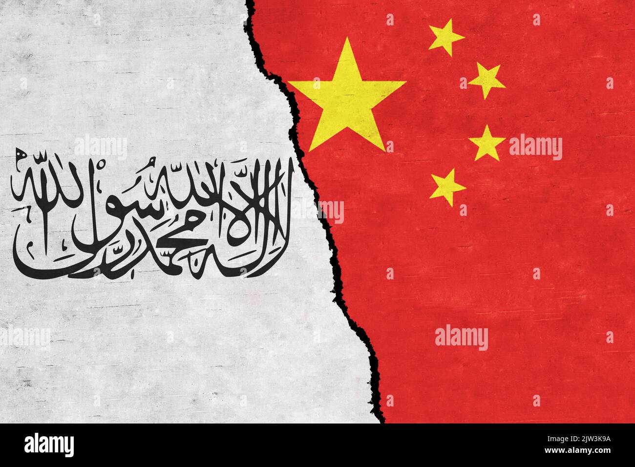 China und die Taliban malten Flaggen mit einem Riss an einer Wand. Beziehungen zu China und den Taliban. Das islamische Emirat Afghanistan und China Flaggen zusammen. Stockfoto