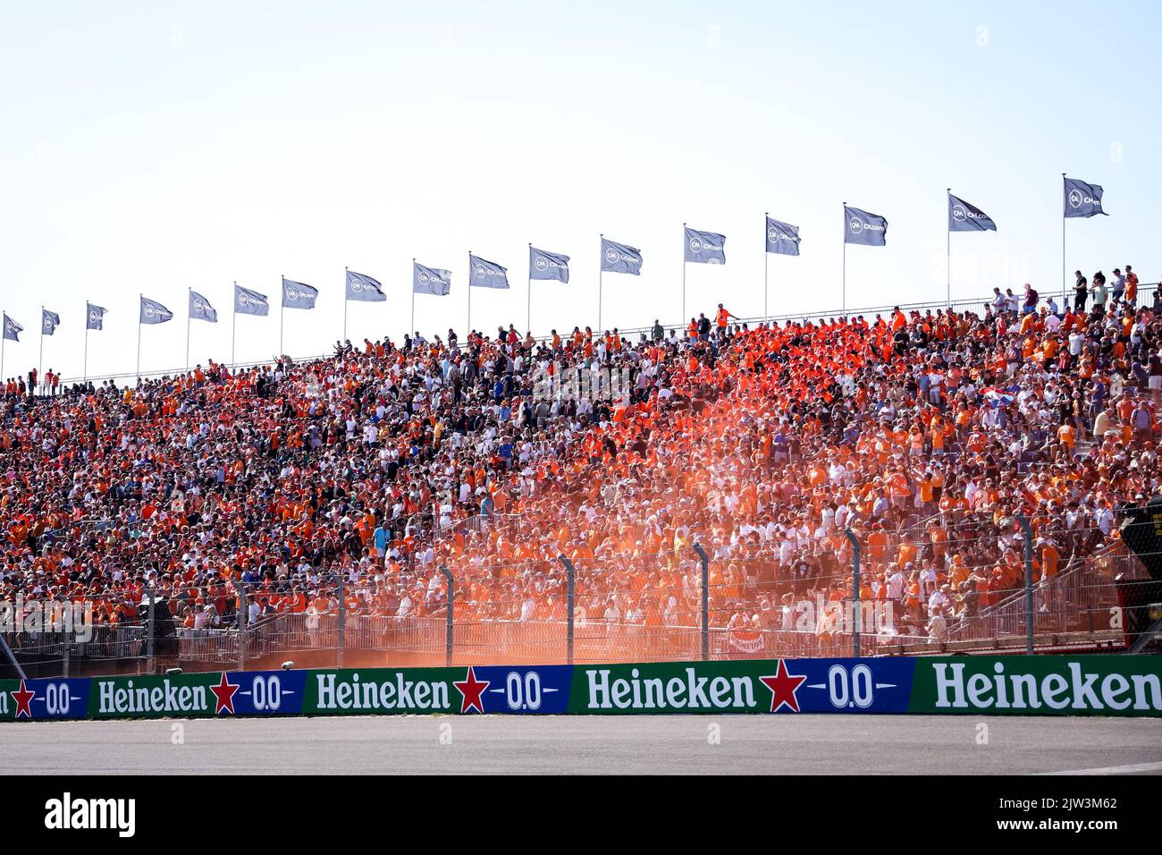 ZANDVOORT, NIEDERLANDE - 3. SEPTEMBER: Niederländische Rennfans blicken beim Qualifying vor dem Großen Preis von der Formel 1 bei Cicuit Zandvoort am 3. September 2022 in Zandvoort, Niederlande, von der Tribüne aus (Foto: Marcel ter Bals/Orange Picles) Stockfoto
