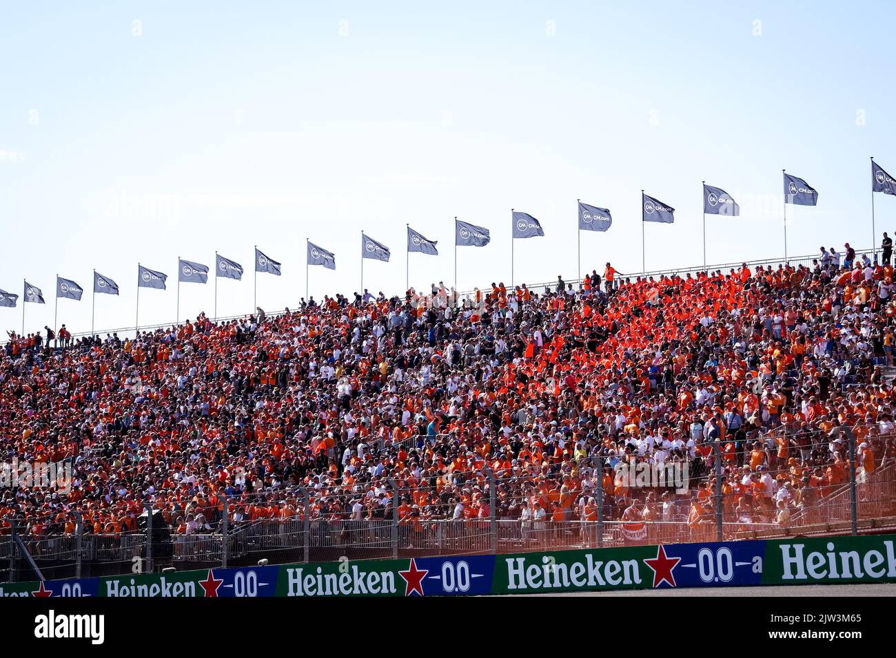 ZANDVOORT, NIEDERLANDE - 3. SEPTEMBER: Niederländische Rennfans blicken beim Qualifying vor dem Großen Preis von der Formel 1 bei Cicuit Zandvoort am 3. September 2022 in Zandvoort, Niederlande, von der Tribüne aus (Foto: Marcel ter Bals/Orange Picles) Stockfoto