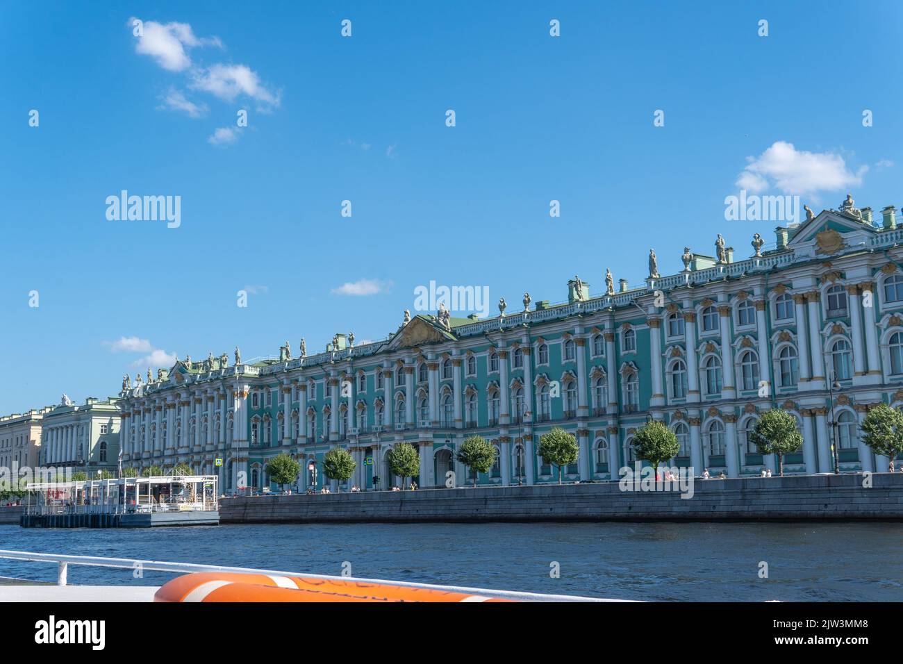 RUSSLAND, PETERSBURG - AUG 20, 2022: hermitage Stadt Gold traditionelle europa Religion isaac Kathedrale Kirche, Konzept Wasser st in saint aus Dekor grün Stockfoto RUSSLAND, PETERSBURG - AUG 20, 2022: hermitage Stadt Gold traditionelle europa Religion isaac Kathedrale Kirche, Konzept Wasser st in saint aus Dekor grün Stockfoto