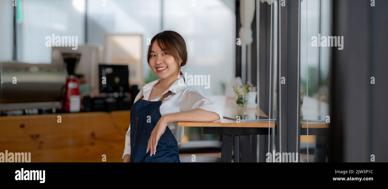 Porträt der Frau Barista Startup erfolgreiche kleine asiatische Unternehmer in Coffee Shop.Asian Frau Barista Café Besitzer. KMU Unternehmer Verkäufer Stockfoto