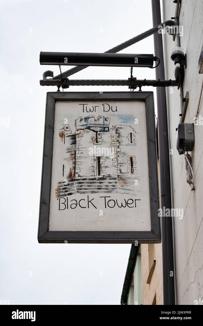 Caernarfon, Großbritannien - 11. Juli 2022: Das Black Tower Hotel in Caernarfon in Nordwales Stockfoto