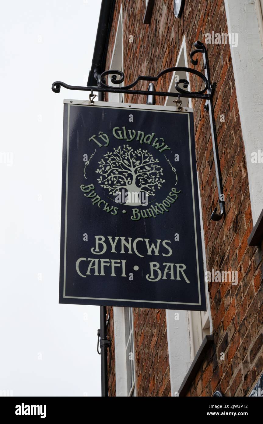 Caernarfon, Großbritannien, 11. Juli 2022: Das Schild für das Café und die Bar Byncws in Caernarfon in Nordwales Stockfoto