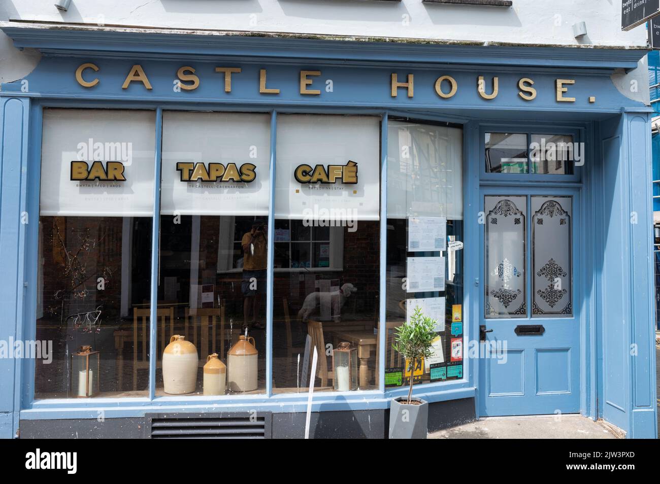 Caernarfon, Großbritannien - 11. Juli 2022: Café und Bar im Castle House in Caernarfon in Nordwales Stockfoto