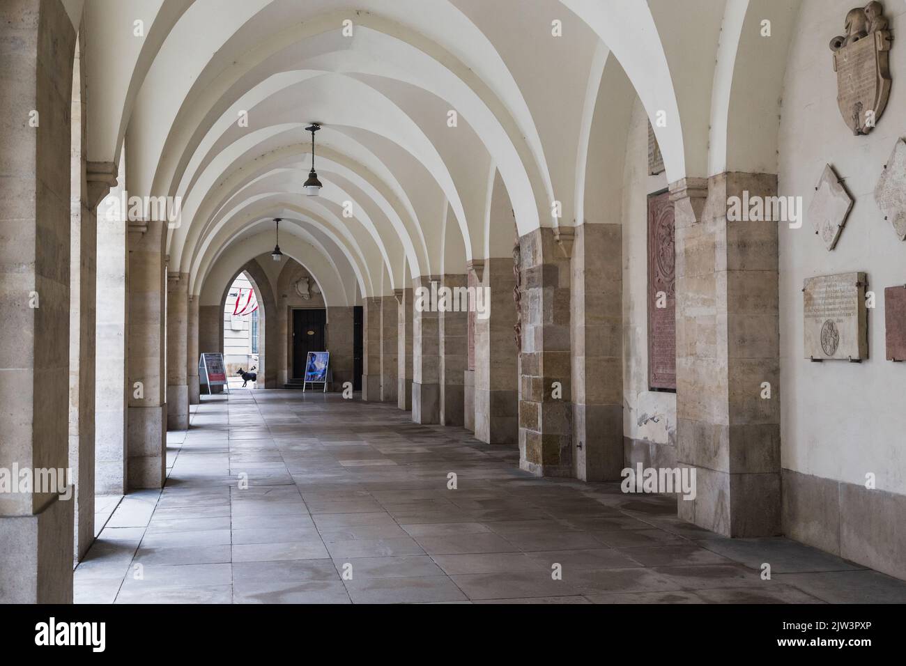 WIEN, AUDTRIA - 16. MAI 2019: Dies ist eine gewölbte Galerie entlang der Außenwand der Minderheitenkirche mit Fragmenten dekorativer Elemente aus b Stockfoto