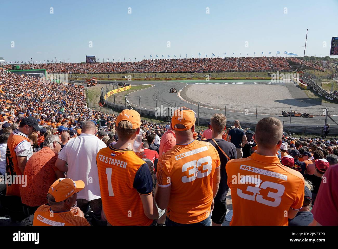 Zandvoort, Niederlande. 03. September 2022. Motorsport: Formel-1-Weltmeisterschaft, großer Preis der Niederlande, Qualifikation: Daniel Ricciardo aus Australien vom Team McLaren ist auf Kurs, gefolgt von Lando Norris aus Großbritannien vom Team McLaren. Kredit: Hasan Bratic/dpa/Alamy Live Nachrichten Stockfoto