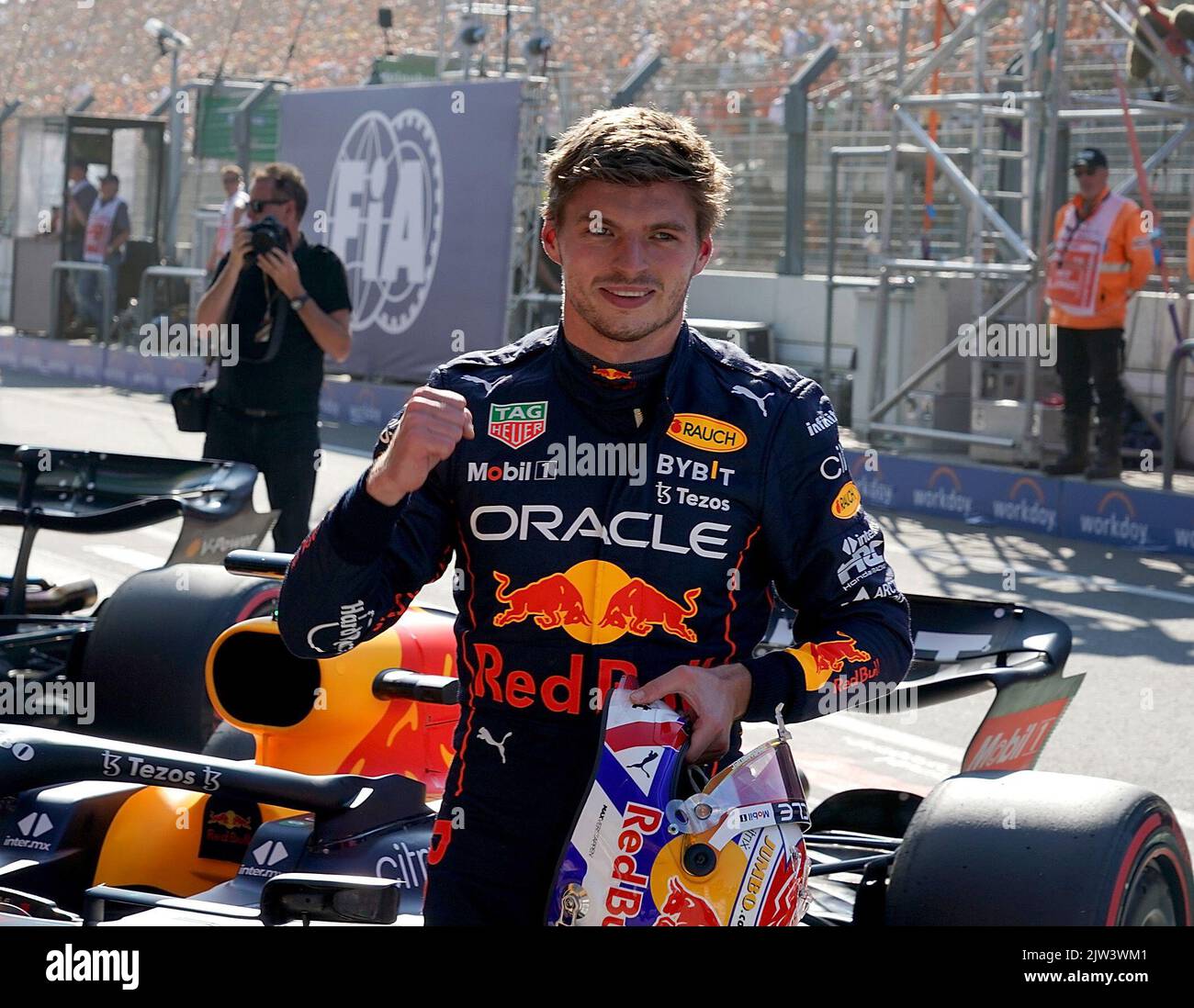 Zandvoort, Niederlande. 03. September 2022. Motorsport: Formel-1-Weltmeisterschaft, großer Preis der Niederlande, Qualifying: Der Niederländer Max Verstappen vom Oracle Red Bull Team freut sich sehr. In seiner letzten Runde rast der Weltmeister noch auf die Pole-Position. Kredit: Hasan Bratic/dpa/Alamy Live Nachrichten Stockfoto