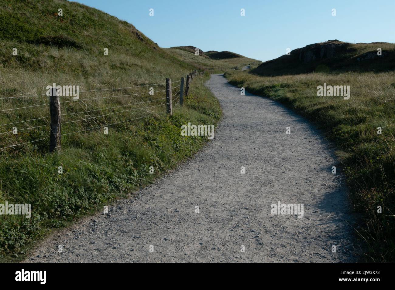 Strecke schlängelt sich entlang Llanddwyn Island, Anglesey, Wales, Großbritannien Stockfoto