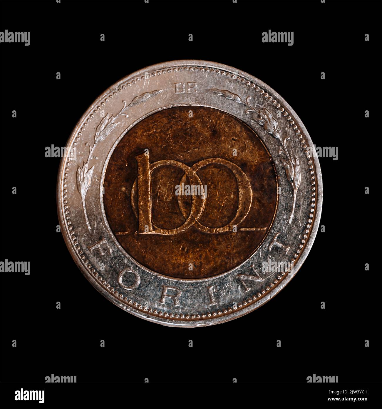 Eine ungarische 100 Forint Münze isoliert auf schwarzem Hintergrund Stockfoto