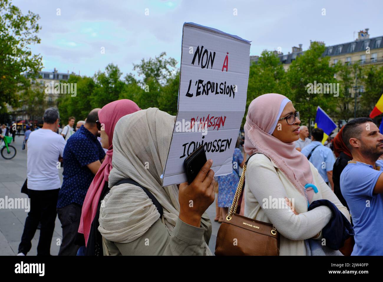 Paris, Paris, FRANKREICH. 3. September 2022. Die Befürworter von Hassan Iquioussen, einem umstrittenen französischen muslimischen Prediger, versammeln sich auf dem Place de la Republique in Paris, um die Entscheidung des französischen Innenministers Gerald Darmanin zu verurteilen, den muslimischen Geistlichen wegen seiner radikalen Ansichten über Homosexualität und juden auszuweisen. Die von der Organisation organisierte Kundgebung Perpectives musulmanes beschuldigt die französische Regierung der Islamophobie und der Selektivität, wenn es um die Behandlung von muslimen in Frankreich geht. Der Imam ist seit der Entscheidung, ihn zu vertreiben, verschwunden und ist nun Gegenstand einer internationalen Stockfoto