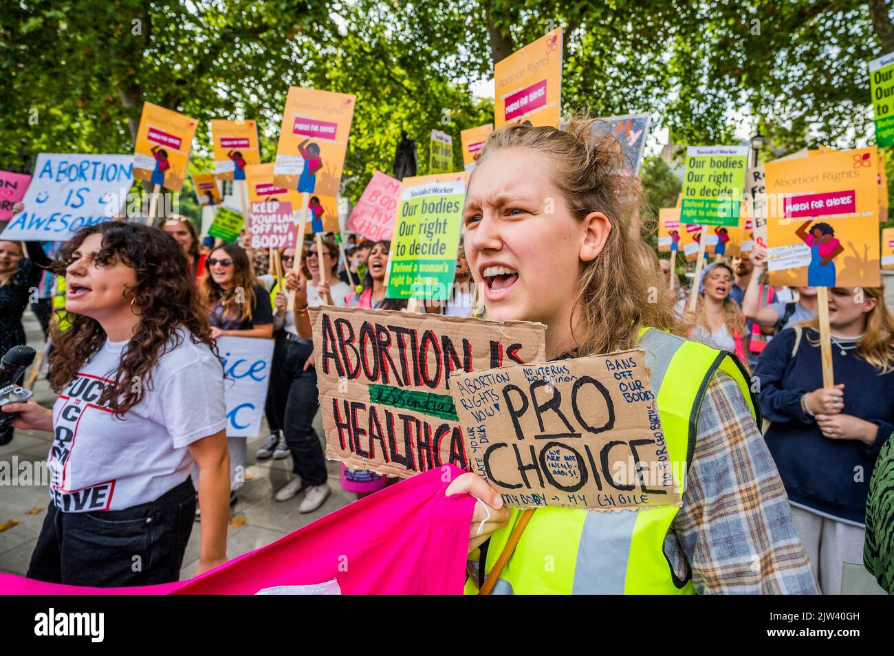 London, Großbritannien. 3. September 2022. Der marsch wird auf dem Platz des Parlaments von einem Pro-Choice-Gegenprotest begrüßt und es gibt hitzigen und leidenschaftlichen Austausch - der Marsch für das Leben in Großbritannien, der von Aktivisten von Right to Life UK organisiert wird, landet auf dem Platz des Parlaments mit der Botschaft 10 Millionen zu viele. Das Recht auf Leben ist eine Organisation, die sich auf Lebensfragen konzentriert - gegen Abtreibung, assistierten Selbstmord und Embryonenforschung. Kredit: Guy Bell/Alamy Live Nachrichten Stockfoto