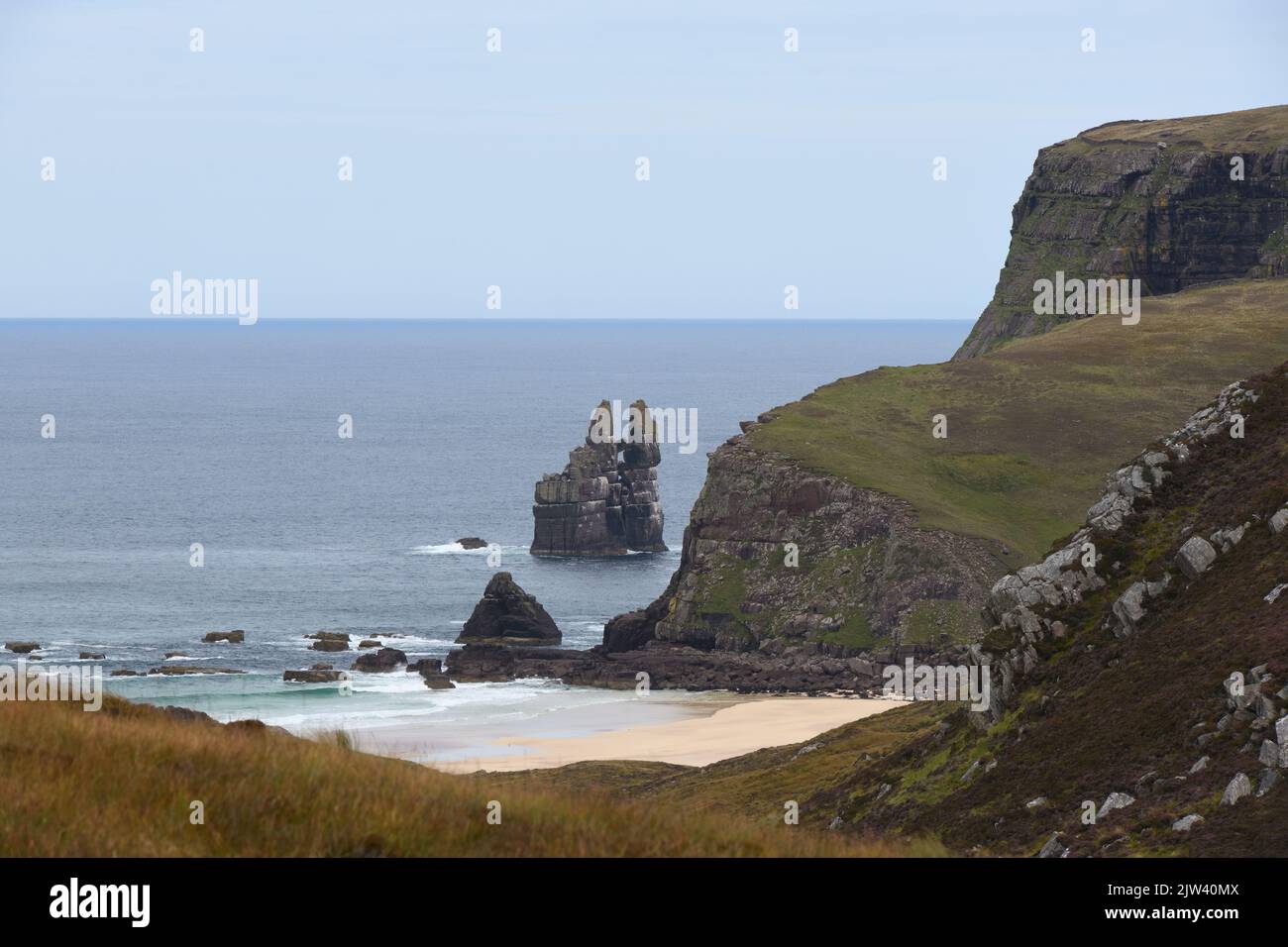 Sea Stack, Kearvaig Bay, Stac Clo Kearvaig, auch bekannt als die Kathedrale an der Nordküste Schottlands, Großbritannien Stockfoto