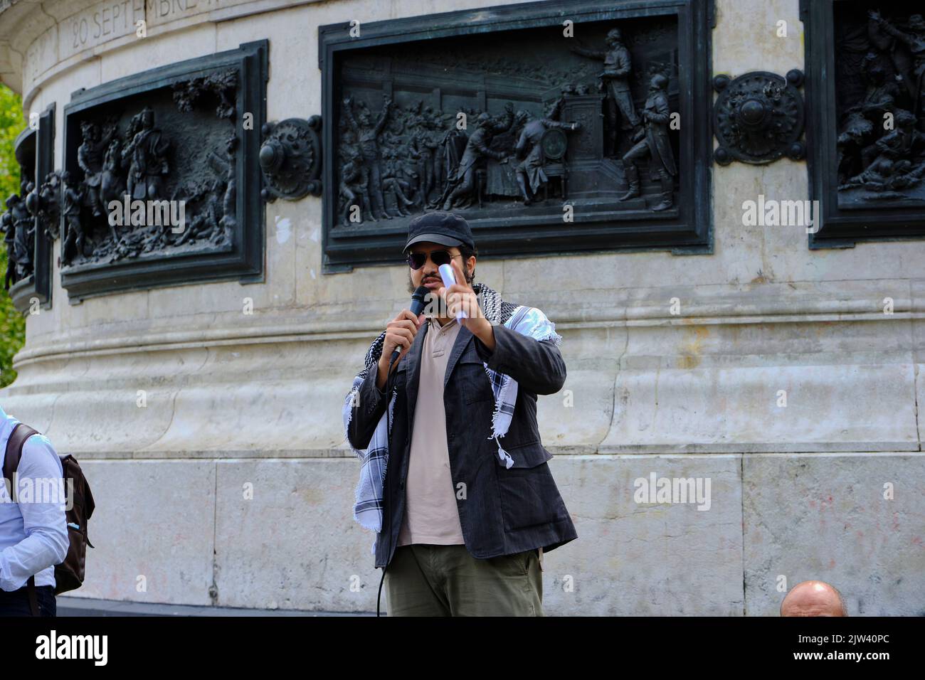 Paris, Paris, FRANKREICH. 3. September 2022. Die Befürworter von Hassan Iquioussen, einem umstrittenen französischen muslimischen Prediger, versammeln sich auf dem Place de la Republique in Paris, um die Entscheidung des französischen Innenministers Gerald Darmanin zu verurteilen, den muslimischen Geistlichen wegen seiner radikalen Ansichten über Homosexualität und juden auszuweisen. Die von der Organisation organisierte Kundgebung Perpectives musulmanes beschuldigt die französische Regierung der Islamophobie und der Selektivität, wenn es um die Behandlung von muslimen in Frankreich geht. Der Imam ist seit der Entscheidung, ihn zu vertreiben, verschwunden und ist nun Gegenstand einer internationalen Stockfoto