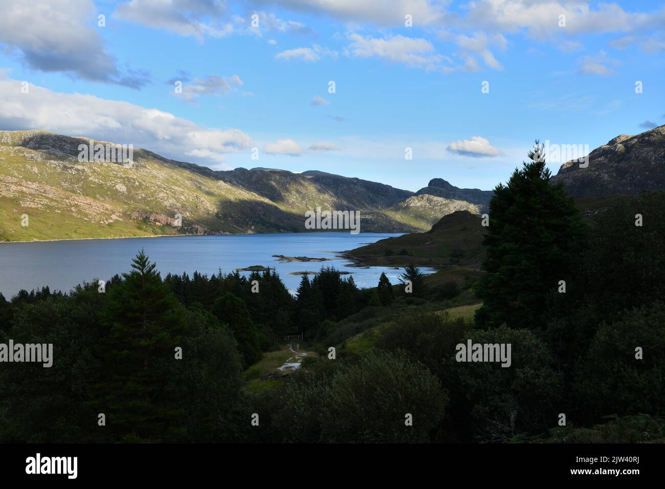 Lange Schatten füllen das Tal von Loch Gleann Dubh oder Glendhu in den Highlands von Schottland, Großbritannien Stockfoto