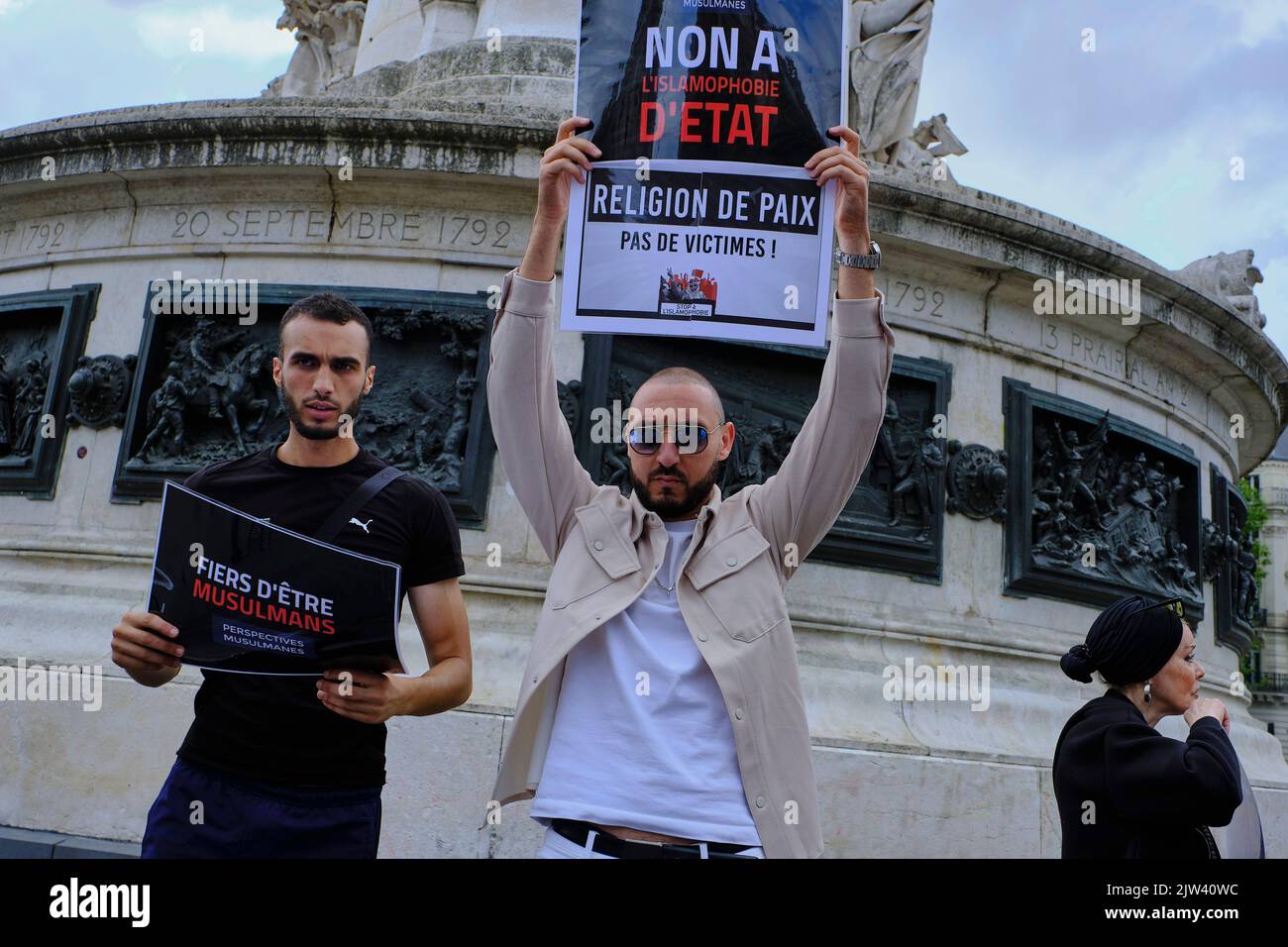 Paris, Paris, FRANKREICH. 3. September 2022. Die Befürworter von Hassan Iquioussen, einem umstrittenen französischen muslimischen Prediger, versammeln sich auf dem Place de la Republique in Paris, um die Entscheidung des französischen Innenministers Gerald Darmanin zu verurteilen, den muslimischen Geistlichen wegen seiner radikalen Ansichten über Homosexualität und juden auszuweisen. Die von der Organisation organisierte Kundgebung Perpectives musulmanes beschuldigt die französische Regierung der Islamophobie und der Selektivität, wenn es um die Behandlung von muslimen in Frankreich geht. Der Imam ist seit der Entscheidung, ihn zu vertreiben, verschwunden und ist nun Gegenstand einer internationalen Stockfoto