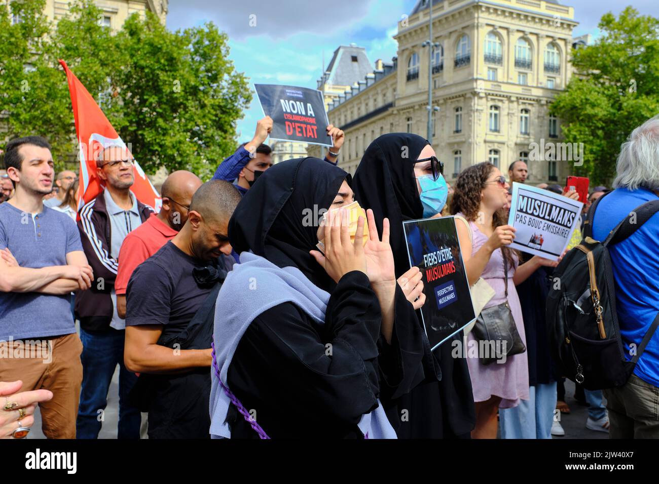 Paris, Paris, FRANKREICH. 3. September 2022. Die Befürworter von Hassan Iquioussen, einem umstrittenen französischen muslimischen Prediger, versammeln sich auf dem Place de la Republique in Paris, um die Entscheidung des französischen Innenministers Gerald Darmanin zu verurteilen, den muslimischen Geistlichen wegen seiner radikalen Ansichten über Homosexualität und juden auszuweisen. Die von der Organisation organisierte Kundgebung Perpectives musulmanes beschuldigt die französische Regierung der Islamophobie und der Selektivität, wenn es um die Behandlung von muslimen in Frankreich geht. Der Imam ist seit der Entscheidung, ihn zu vertreiben, verschwunden und ist nun Gegenstand einer internationalen Stockfoto