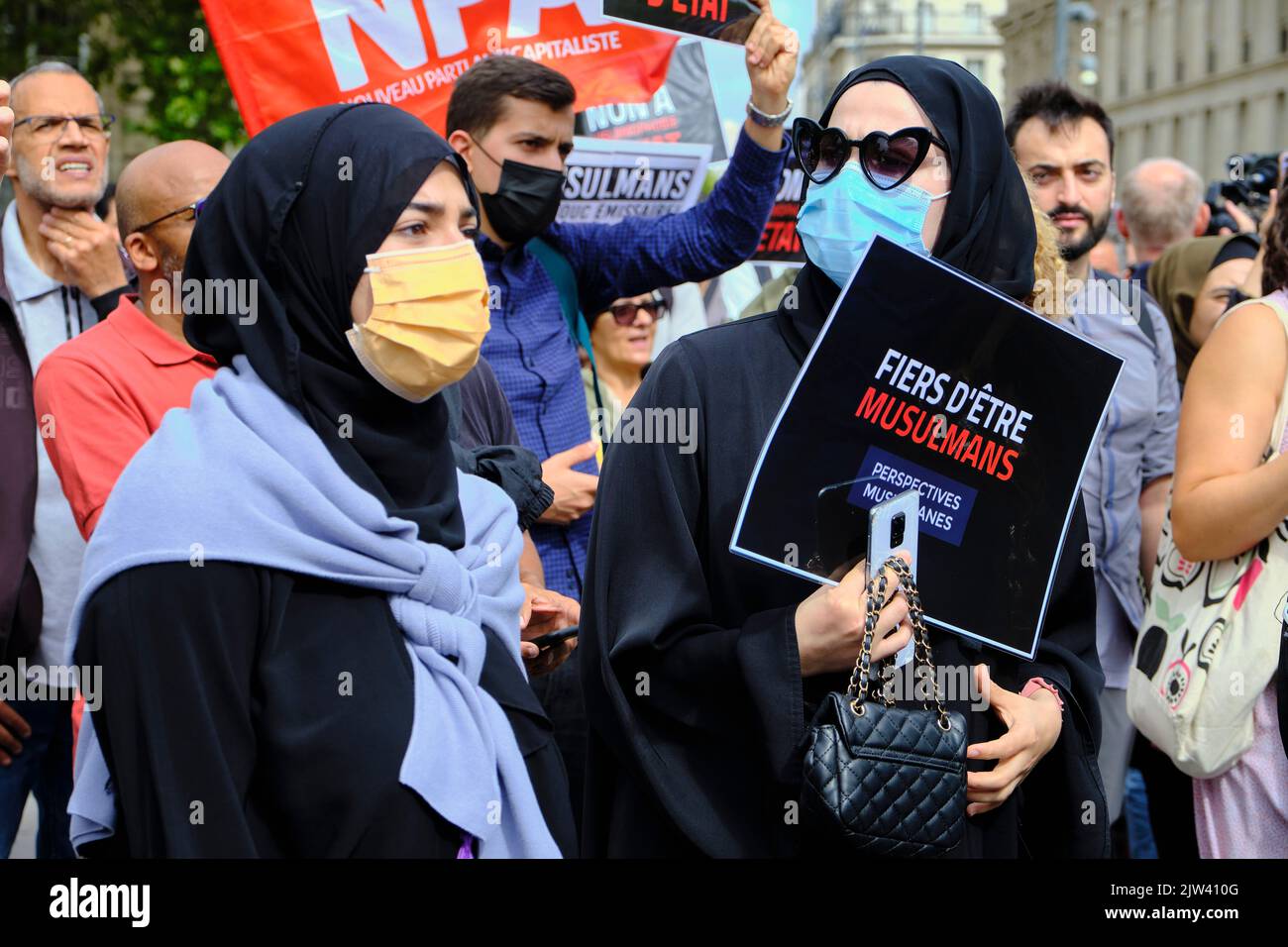 Paris, Paris, FRANKREICH. 3. September 2022. Die Befürworter von Hassan Iquioussen, einem umstrittenen französischen muslimischen Prediger, versammeln sich auf dem Place de la Republique in Paris, um die Entscheidung des französischen Innenministers Gerald Darmanin zu verurteilen, den muslimischen Geistlichen wegen seiner radikalen Ansichten über Homosexualität und juden auszuweisen. Die von der Organisation organisierte Kundgebung Perpectives musulmanes beschuldigt die französische Regierung der Islamophobie und der Selektivität, wenn es um die Behandlung von muslimen in Frankreich geht. Der Imam ist seit der Entscheidung, ihn zu vertreiben, verschwunden und ist nun Gegenstand einer internationalen Stockfoto