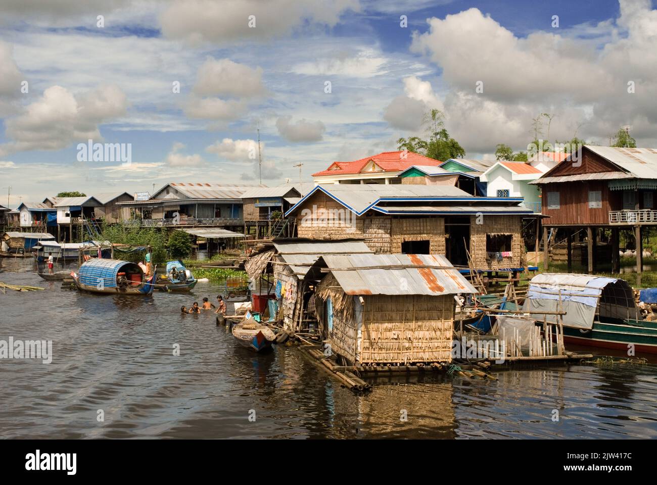 Dorf vor Erreichen Tonle SAP Lake. Hausboote und Boote in Sangker River, Kambodscha. Die Dürre im größten See Kambodschas bringt das Leben Stockfoto