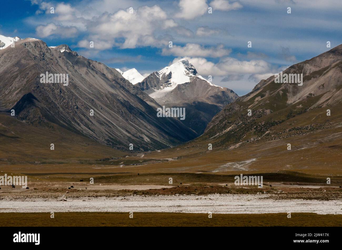 Reise Landschaft Attraktionen im Zug Lhasa-Shanghai. Die Oberfläche der Gletscher auf dem Dach der Welt schrumpft schnell und schmilzt den Permafrost. Stockfoto