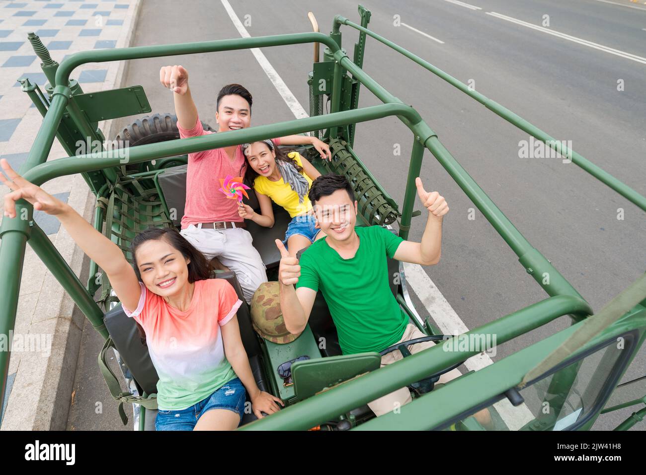 Eine Gruppe glücklicher junger Menschen, die mit dem Jeep reisen Stockfoto