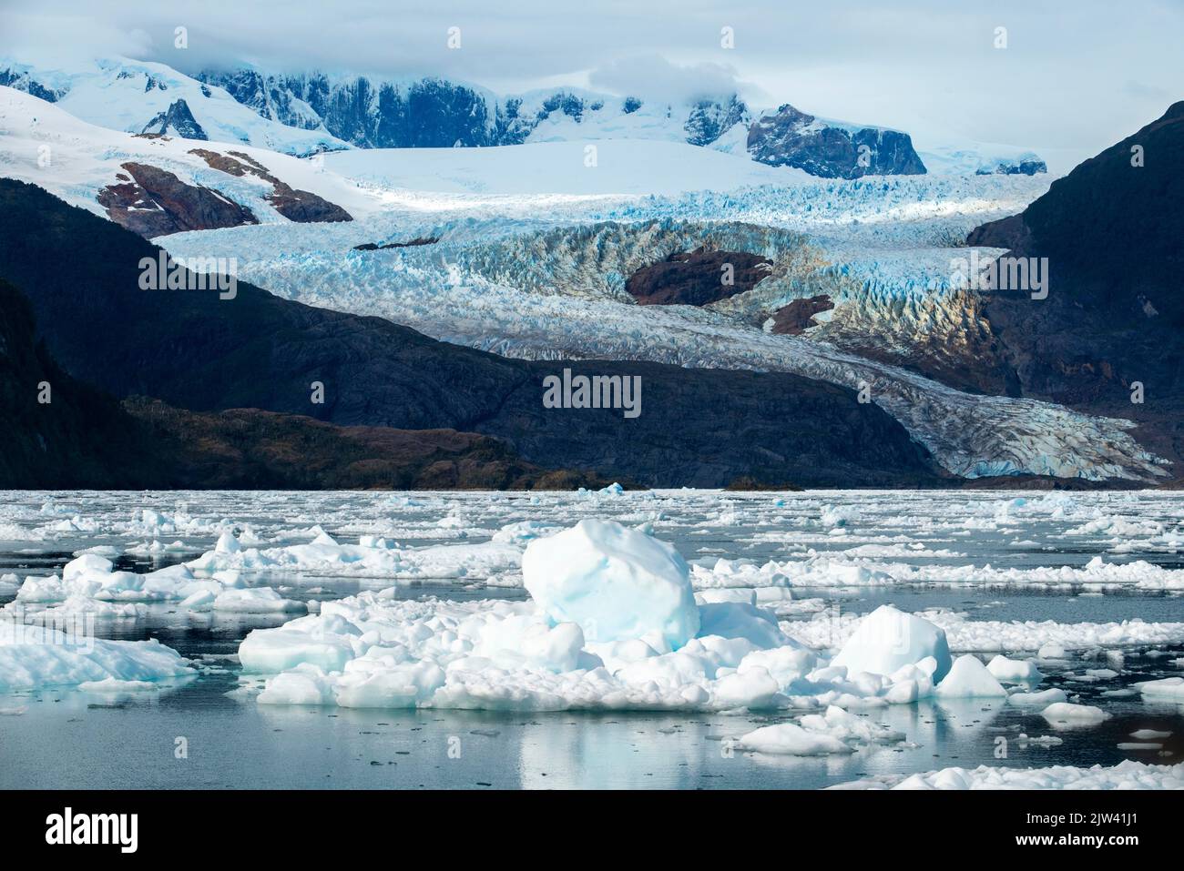 Fjord Calvo am Rande des Sarmiento-Kanals im Nationalpark Bernardo O'Higgins in Patagoniens chilenischen Fjorden bei Puerto Natales, Chile. Klima c Stockfoto