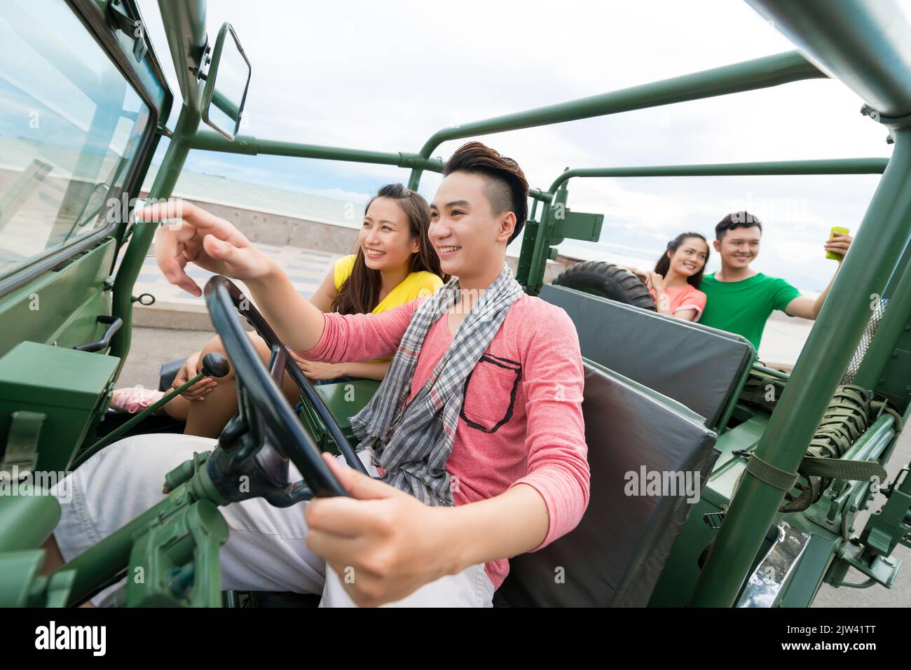 Gruppe junger Menschen, die mit dem Auto reisen Stockfoto