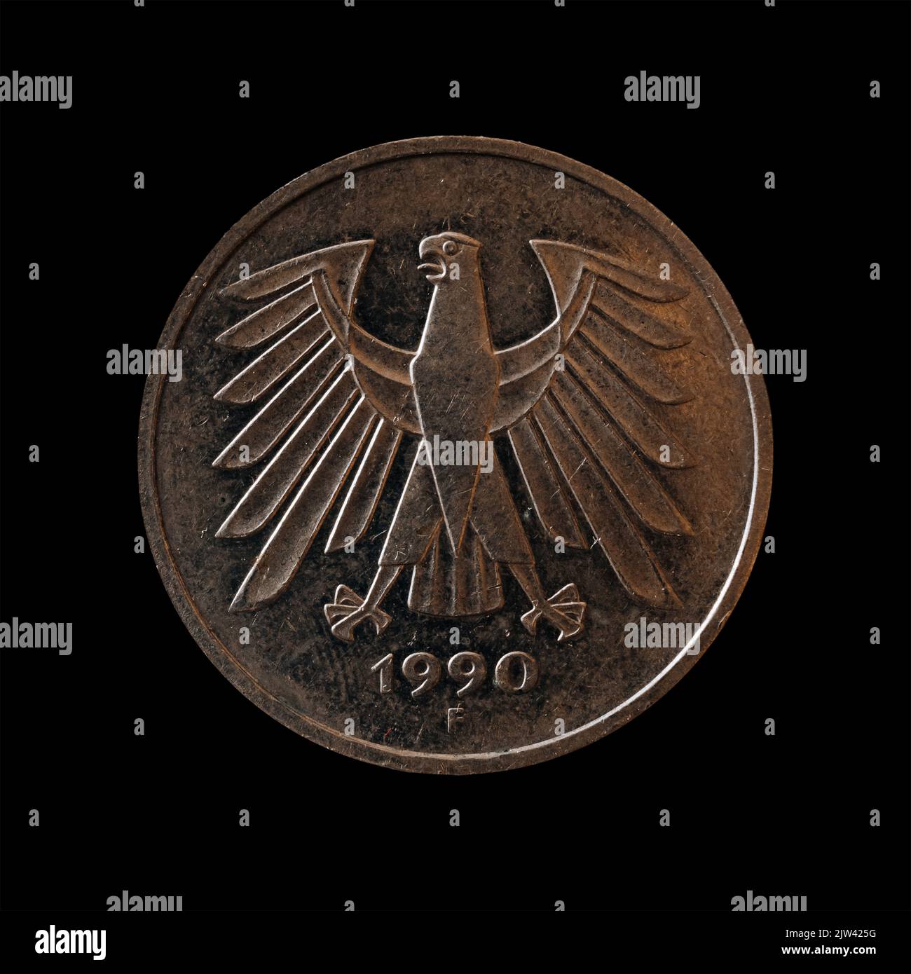 Eine umgekehrte fünf Deutsche Mark isoliert auf schwarzem Hintergrund. Stockfoto