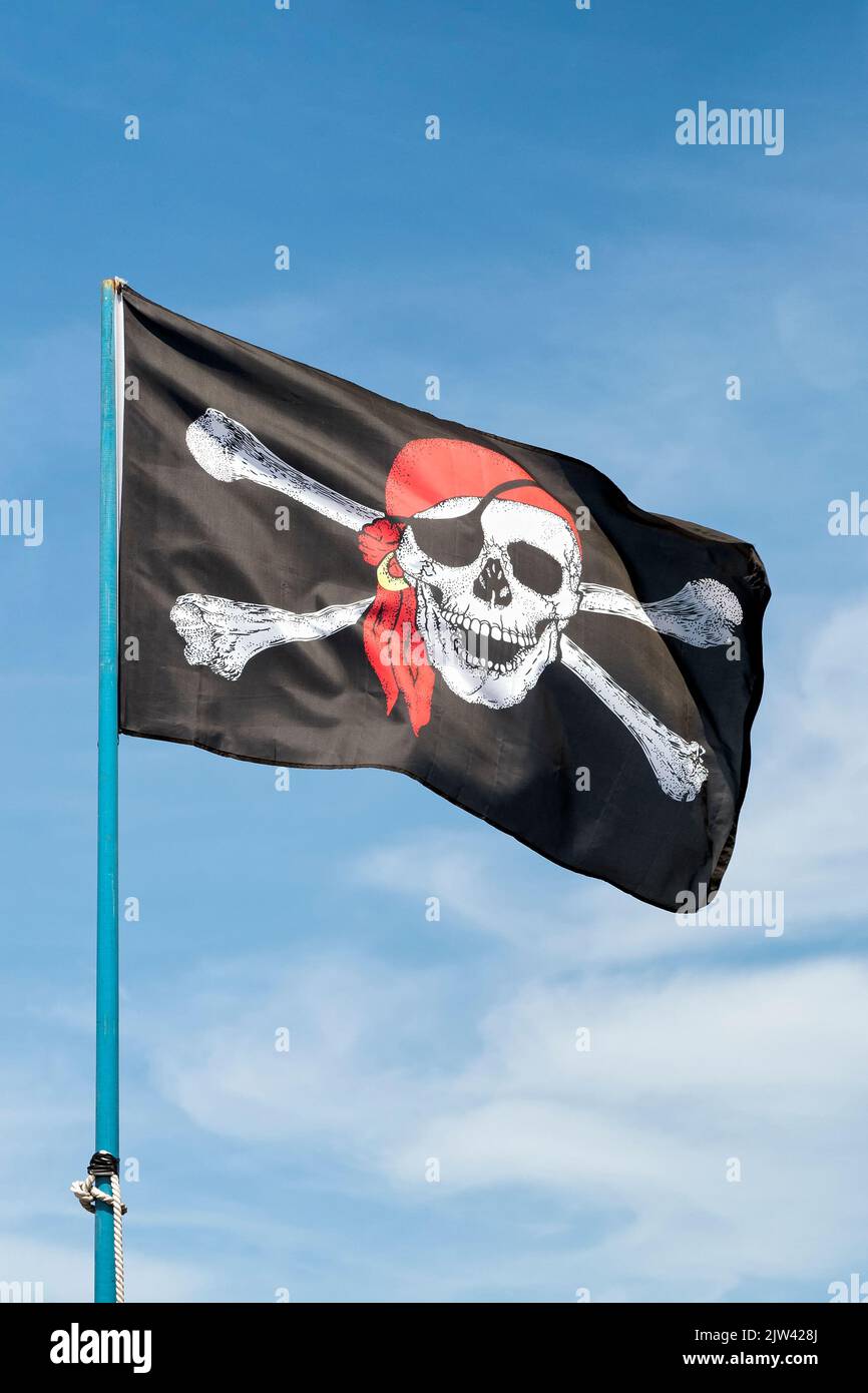 Piratenflagge gegen Himmel Stockfoto