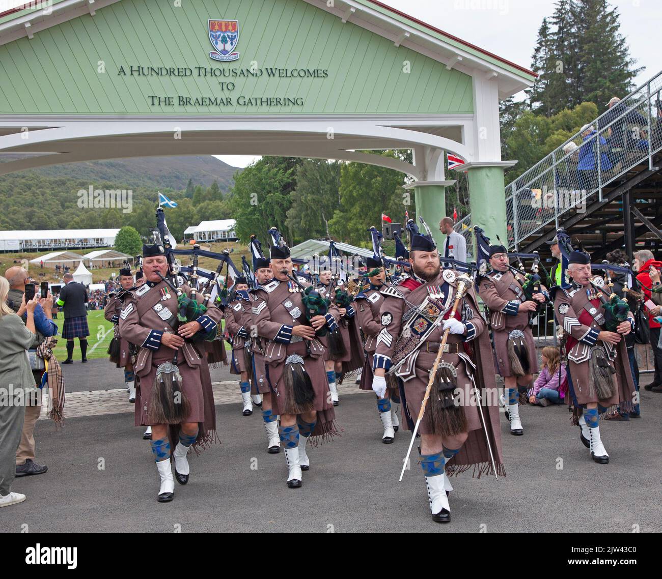 Braemar, Aberdeenshire, Schottland, Großbritannien. 3.. September 2022. Braemar Royal Highland Gathering 2022. Mass Pipe Bands und Highland Games hielten ein Publikum an einem langweiligen, aber trockenen Tag unterhalten. Stockfoto