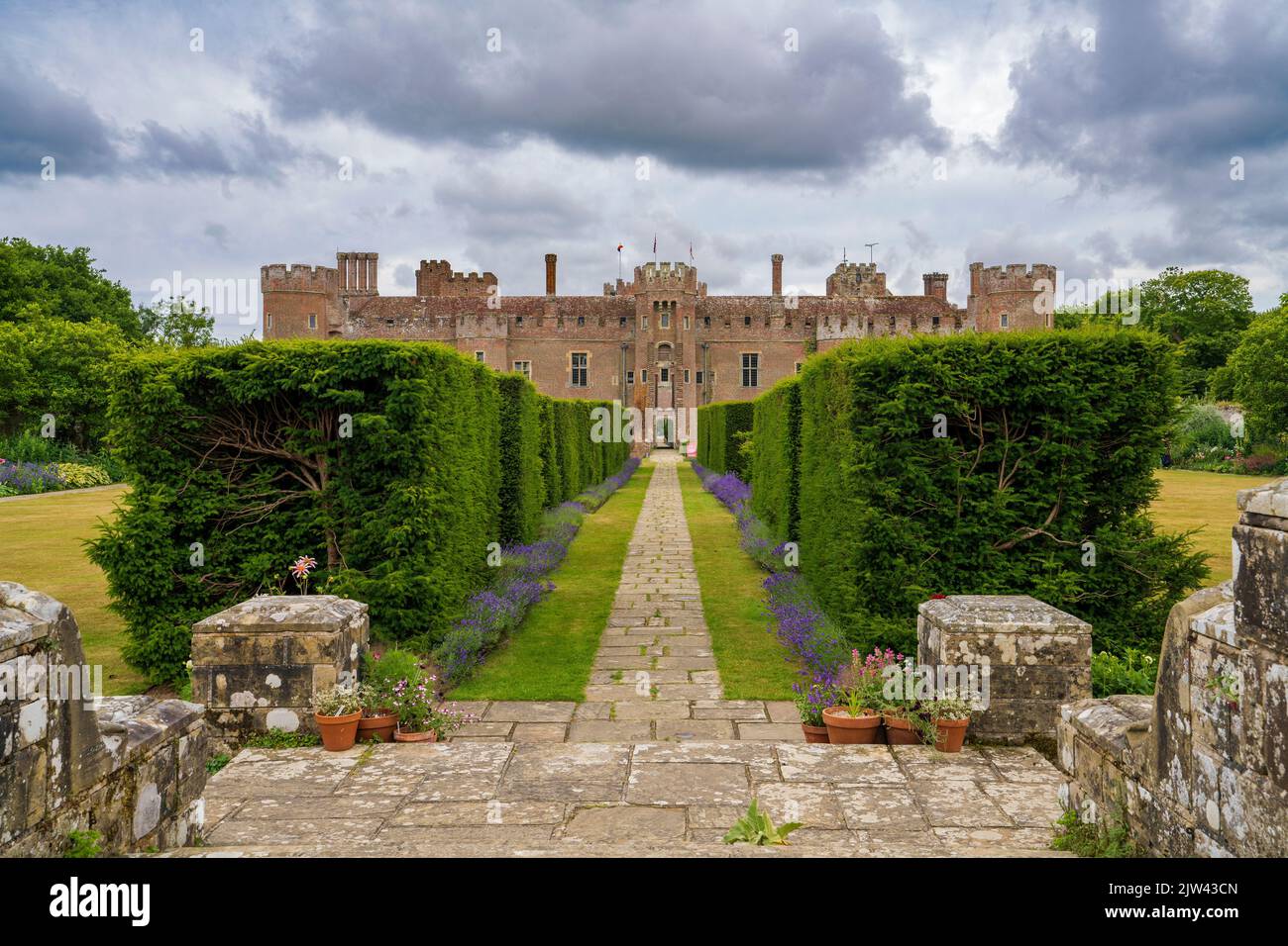 Die Gärten von Herstmonceux Castle, Herstmonceux, East Sussex, England, Großbritannien Stockfoto