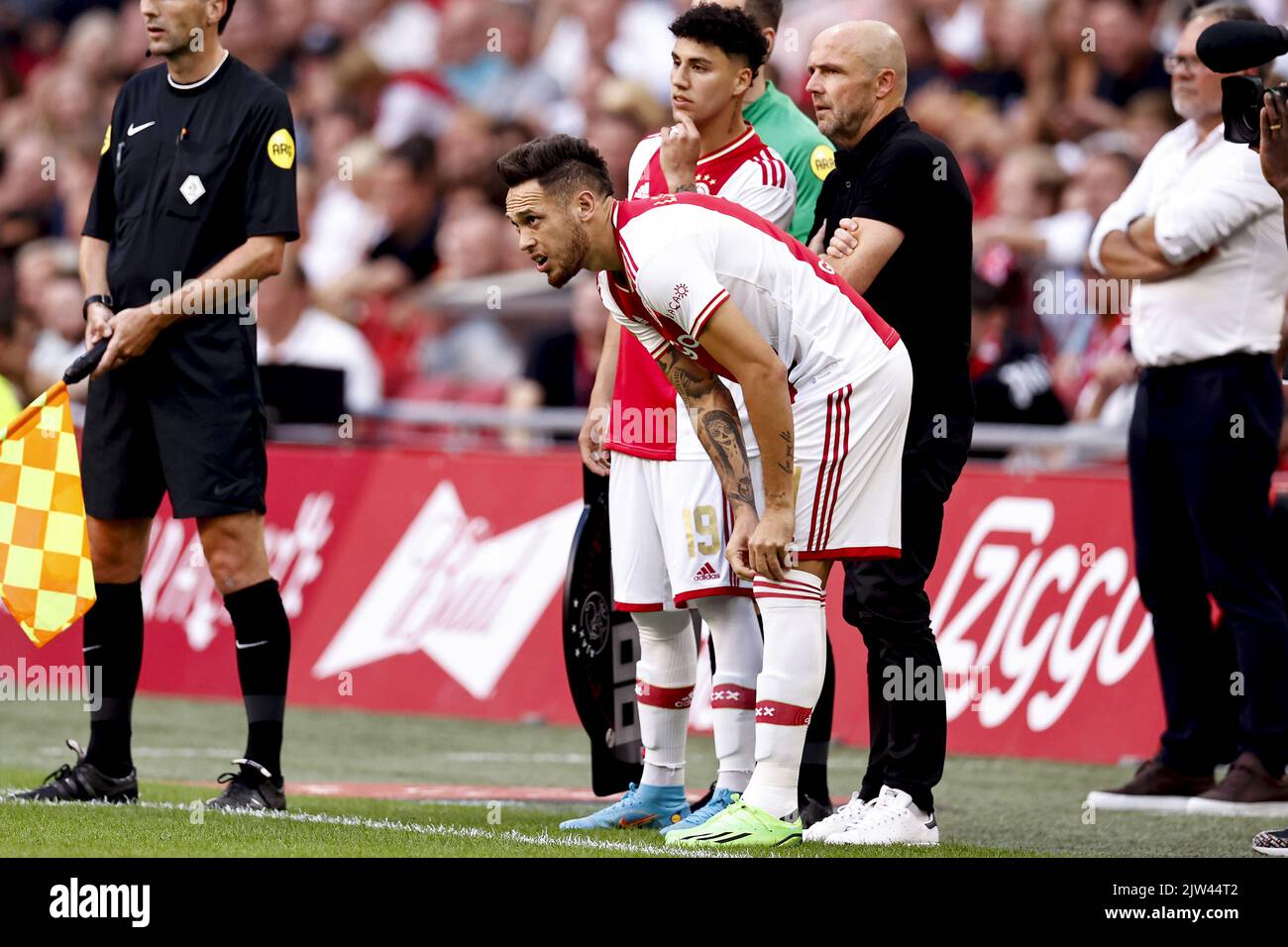 AMSTERDAM - (LR) Lucas Ocampos von Ajax, Jorge Sanchez von Ajax, Ajax-Trainer Alfred Schreuder während des niederländischen Eredivisie-Spiels zwischen Ajax Amsterdam und SC Cambuur Leeuwarden in der Johan Cruijff Arena am 3. September 2022 in Amsterdam, Niederlande. ANP MAURICE VAN STEEN Stockfoto