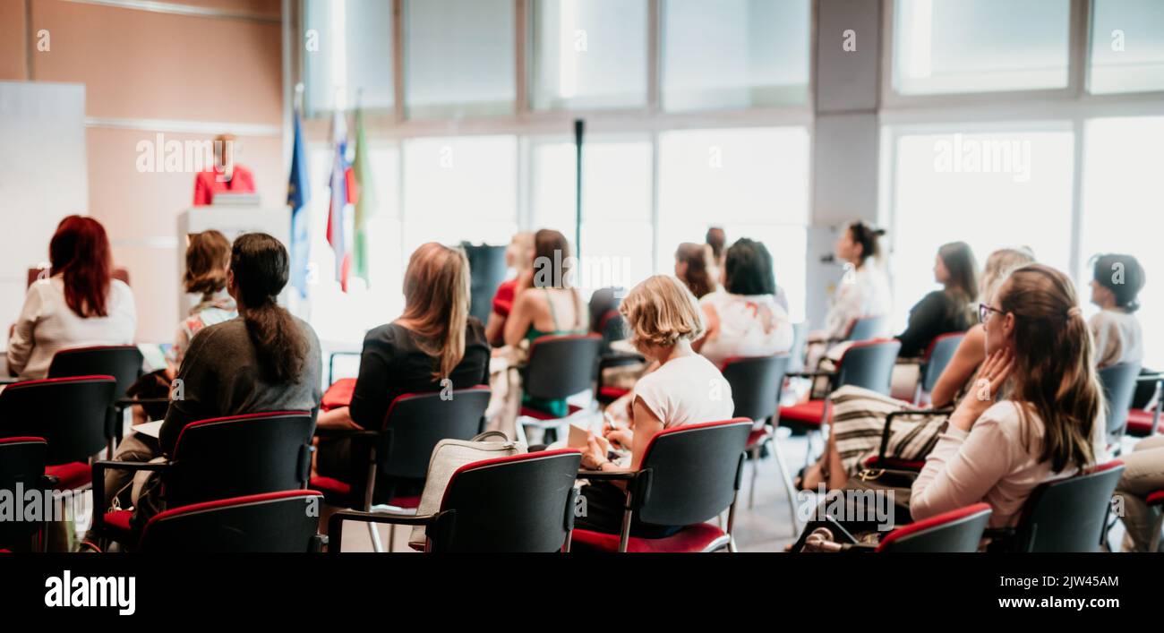 Frau, die eine Präsentation auf einer Konferenz halten kann. Stockfoto