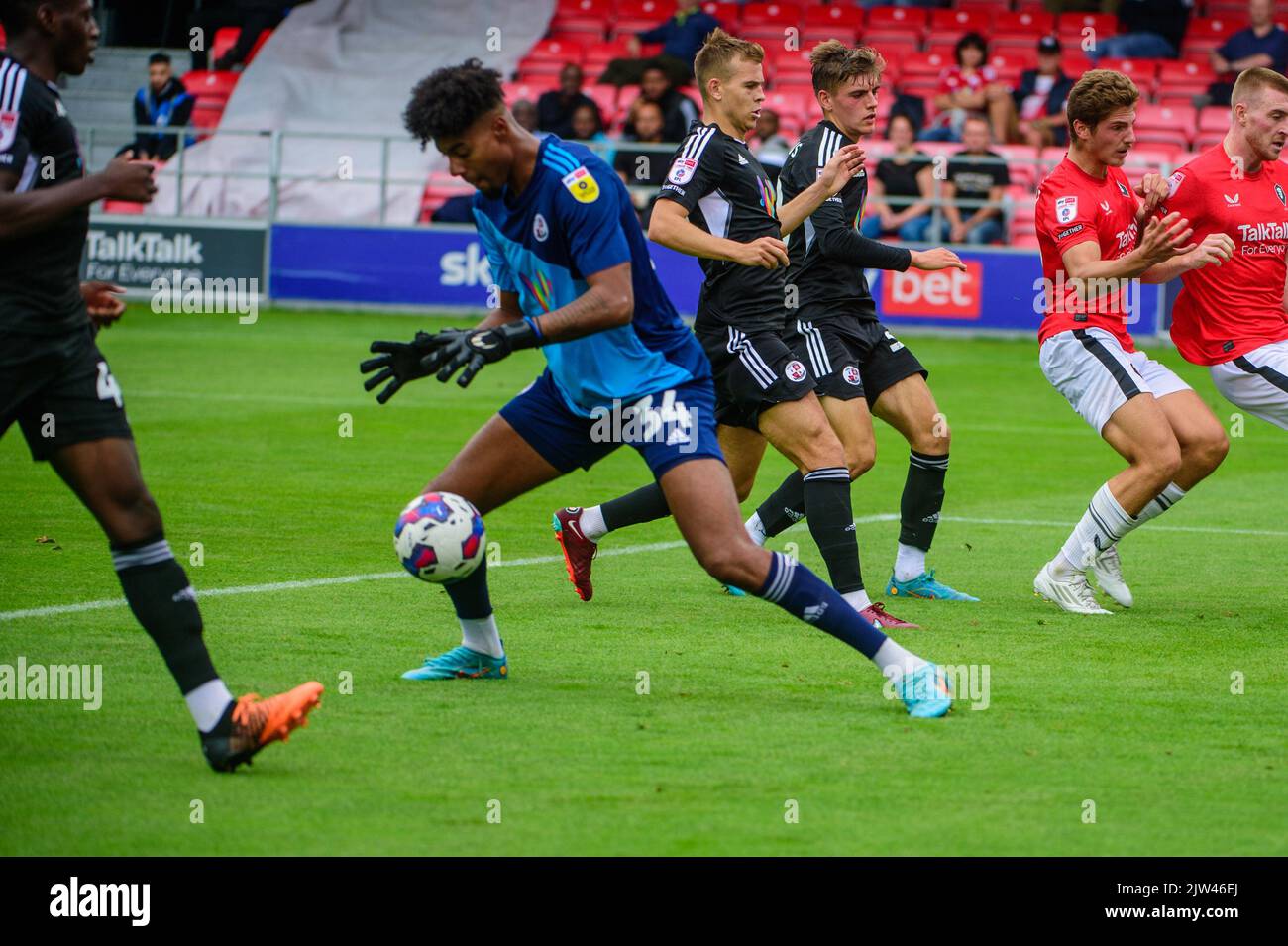 Keeper Corey Addai vom Crawley Town FC rettet sich am Samstag, den 3.. September 2022, beim Sky Bet League 2-Spiel zwischen Salford City und Crawley Town in Moor Lane, Salford. (Kredit: Ian Charles | MI News) Kredit: MI News & Sport /Alamy Live News Stockfoto