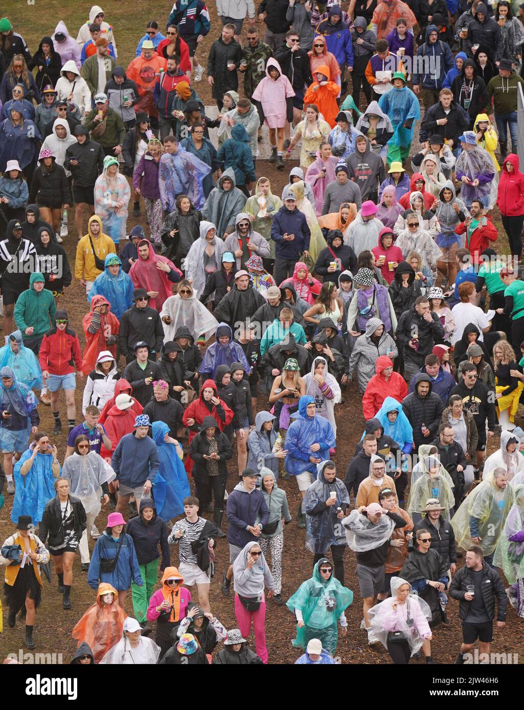 Menschenmassen tragen Regenkleidung während des Electric Picnic Festivals in Stradbally, County Laois. Bilddatum: Samstag, 3. September 2022. Stockfoto