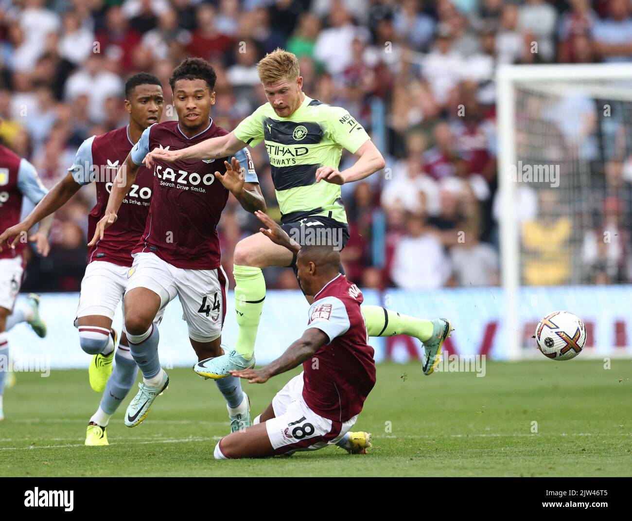 Birmingham, England, 3.. September 2022. Boubacar Kamara und Ashley Young von Aston Villa schließen Kevin De Bruyne von Manchester City während des Premier League-Spiels in Villa Park, Birmingham. Bildnachweis sollte lauten: Darren Staples / Sportimage Stockfoto