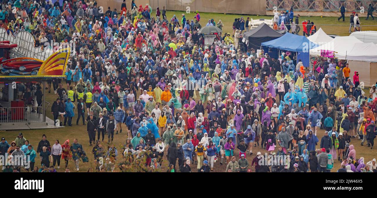 Menschenmengen in einer Regendusche während des Electric Picnic Festivals in Stradbally, County Laois. Bilddatum: Samstag, 3. September 2022. Stockfoto