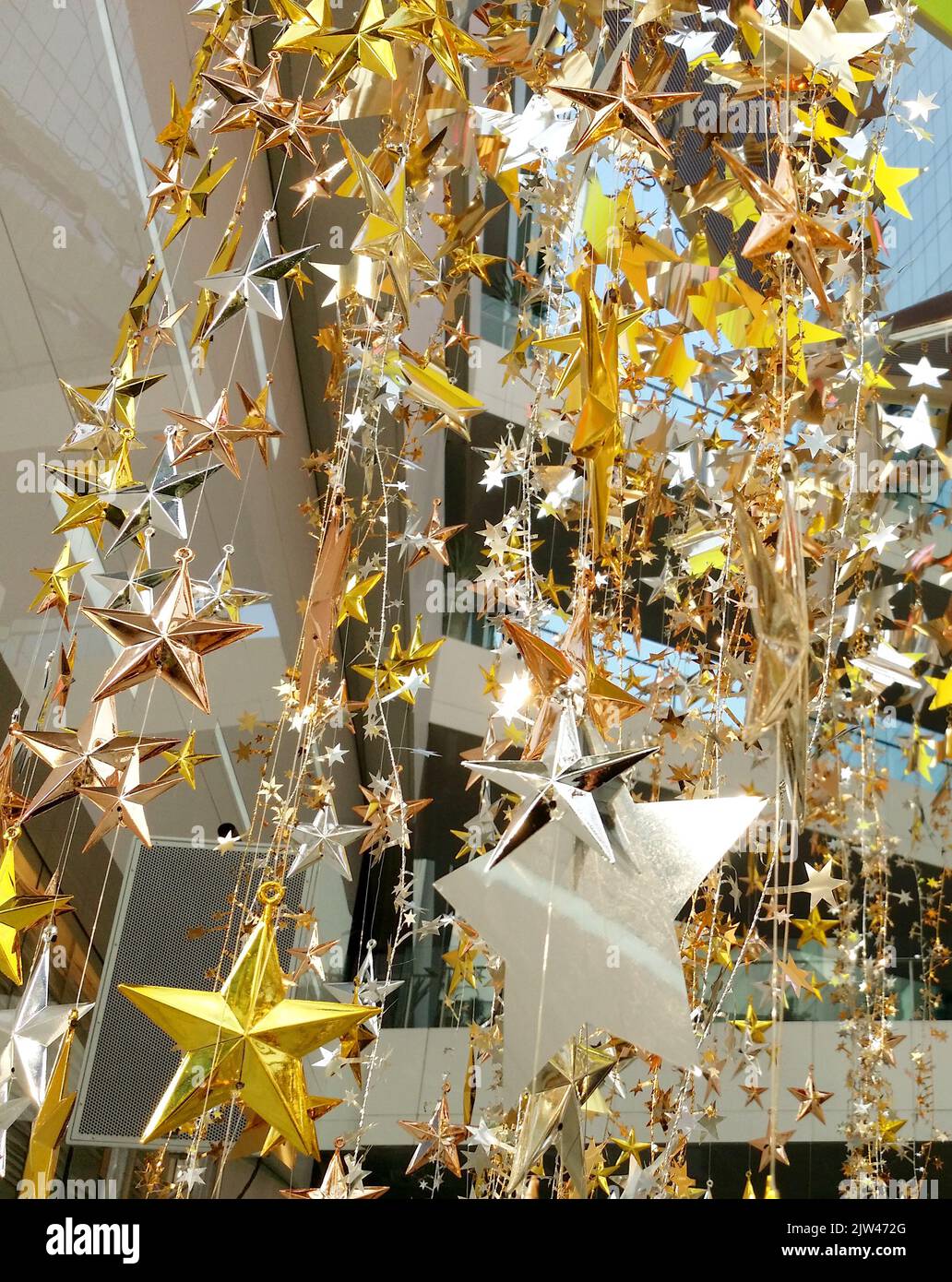 Glänzende moderne Dekoration Stern für Weihnachten und Silvester Feier festlich und im Freien aufgenommen. Stockfoto