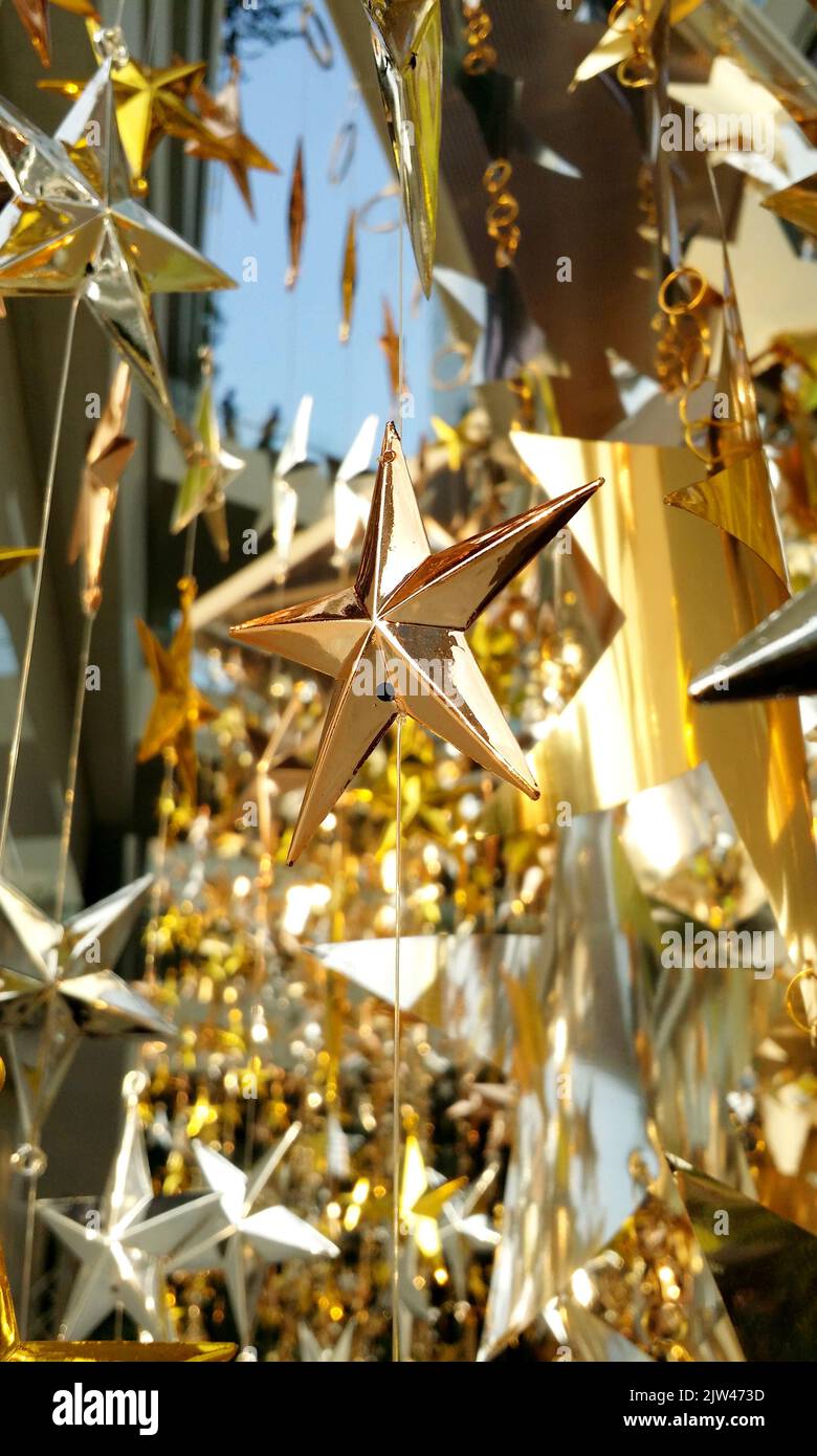 Glänzende moderne Dekoration Stern für Weihnachten und Silvester Feier festlich und im Freien aufgenommen. Stockfoto