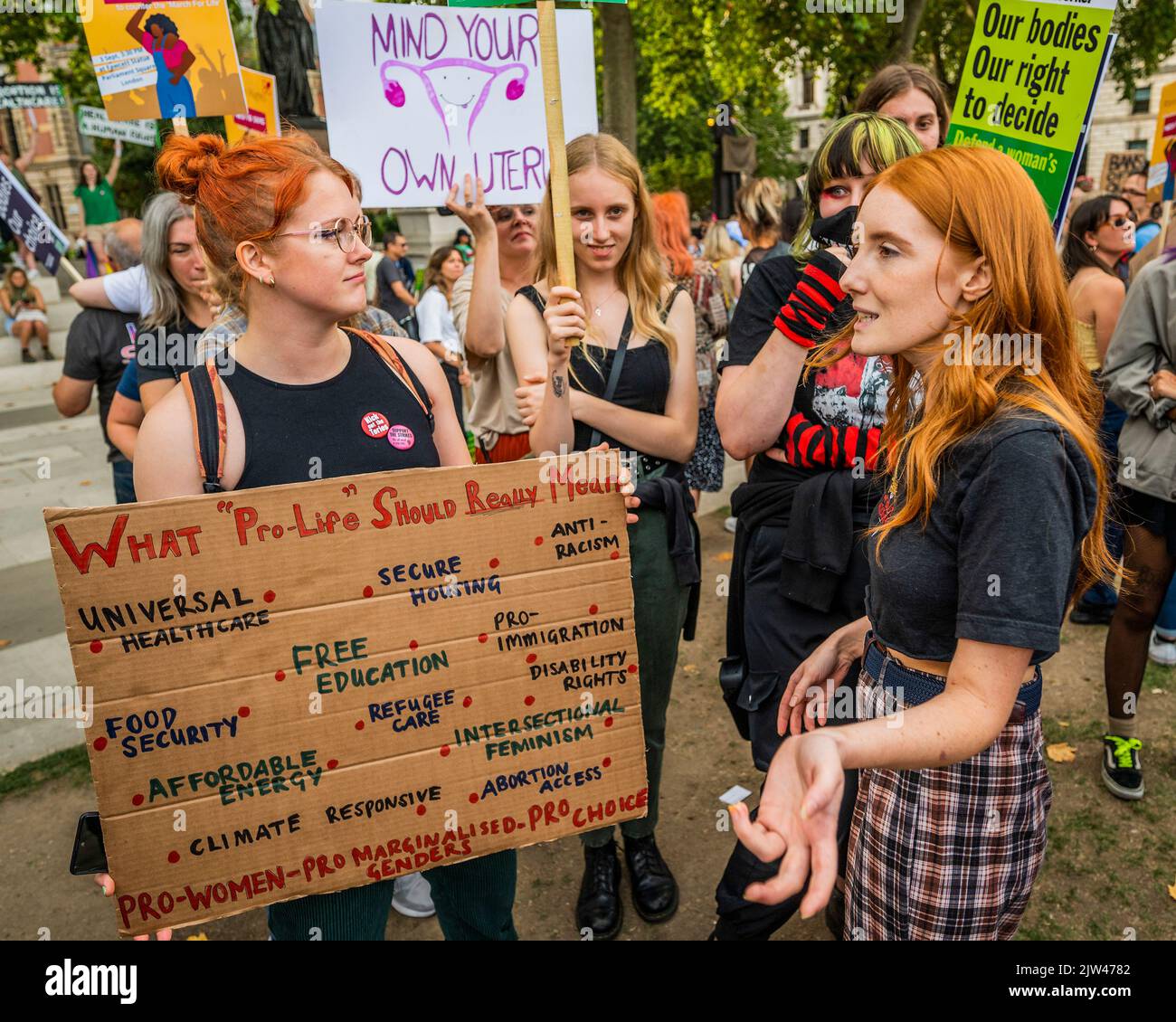 London, Großbritannien. 3. September 2022. Patsy Stevenson (im Bild), die bei der Sarah Everard Mahnwache in Clapham Common verhaftet wurde, führt den Rest der Pro Choice Gruppe an. Ein Pro-Choice-Gegen-Protest überdauert den Marsch für das Leben in Großbritannien, der von Aktivisten von Right to Life UK organisiert wurde. Kredit: Guy Bell/Alamy Live Nachrichten Stockfoto