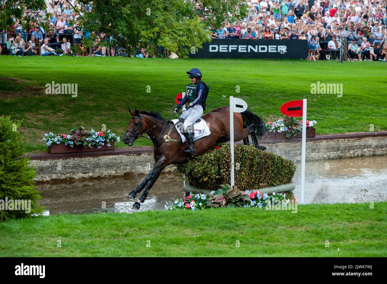 Stamford, Großbritannien. 3. September 2022. Schweinegrippe auf Vanir Kamira während der Cross Country Phase am 3. Tag der 2022 Land Rover Burghley Horse Trials, die auf dem Gelände des Burghley House in Stamford, Lincolnshire, England, Großbritannien, abgehalten wurden. Quelle: Jonathan Clarke/Alamy Live News Stockfoto