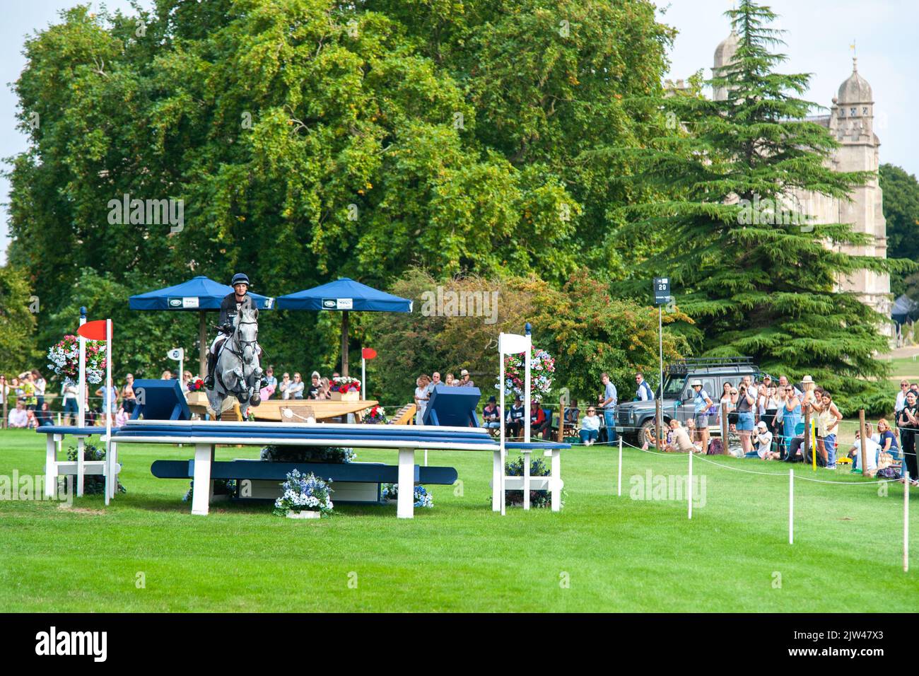 Stamford, Großbritannien. 3. September 2022. Tom Jackson fährt mit Capels Hollow Drift und vertritt Großbritannien während der Cross Country Phase am 3. Tag der 2022 Land Rover Burghley Horse Trials, die auf dem Gelände des Burghley House in Stamford, Lincolnshire, England, Großbritannien, abgehalten wurden. Quelle: Jonathan Clarke/Alamy Live News Stockfoto