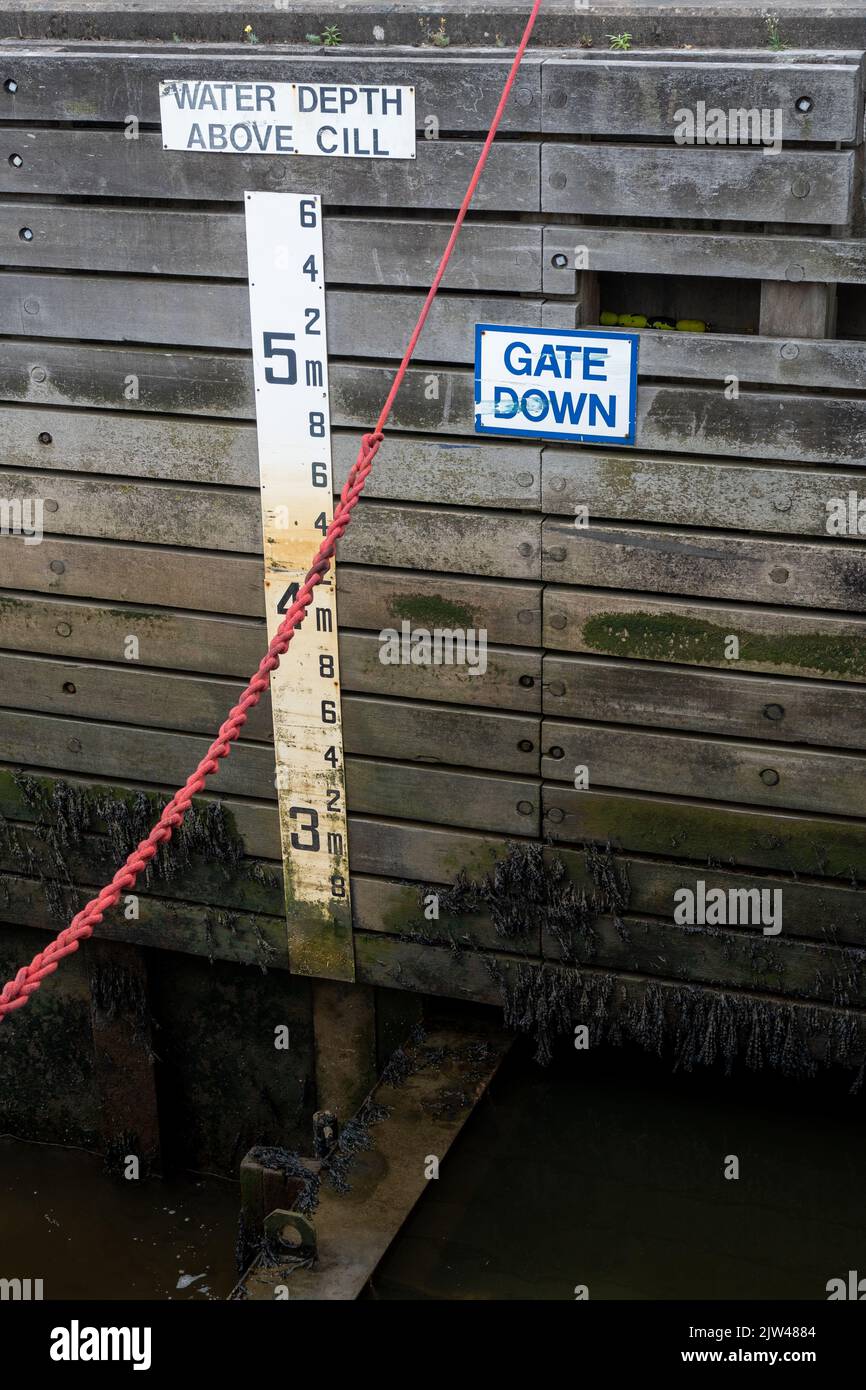 Markierung, die die Tiefe des Gezeitenwassers bei der Entwicklung des innerstädtischen Yachthafens im St. Peter's Basin in Newcastle upon Tyne, Großbritannien, zeigt. Stockfoto