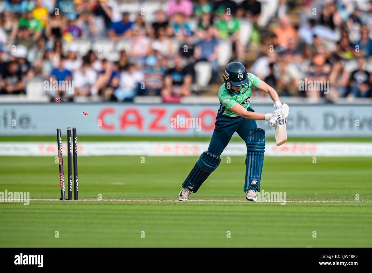 LONDON, GROSSBRITANNIEN. 03.. September 2022. Mady Villiers von Oval Invincibles verlor ihr Wicket an Lauren Bell of Southern Brave während des Hundert Frauen Finales - Oval Invincibles vs Southern Brave auf dem Lord's Cricket Ground am Samstag, den 03. September 2022 in LONDON ENGLAND. Kredit: Taka G Wu/Alamy Live Nachrichten Stockfoto