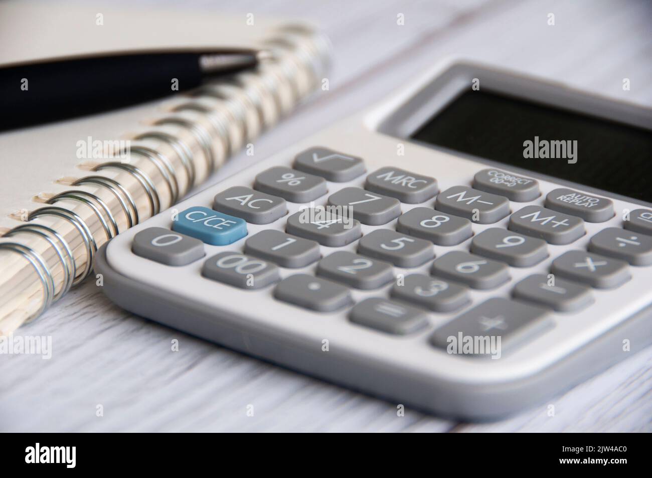 Nahaufnahme der Berechnung mit verschwommenem Hintergrund von Notizbuch und Stift. Platz und Geschäftskonzept kopieren. Stockfoto