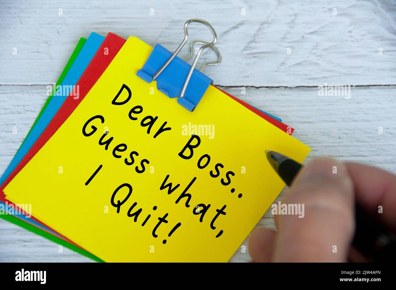 Lieber Chef, was, ich beende den Text auf einem gelben Notizblock auf einem hölzernen Schreibtischhintergrund. Konzept für Beschäftigung und Rücktritt. Stockfoto