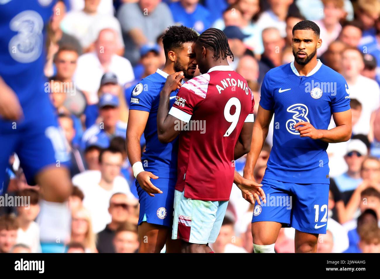 3.. September 2022; Stamford Bridge, Chelsea, London, England: Premier League Football, Chelsea gegen West Ham: Michail Antonio von West Ham United geht Kopf an Kopf mit Reece James von Chelsea Stockfoto