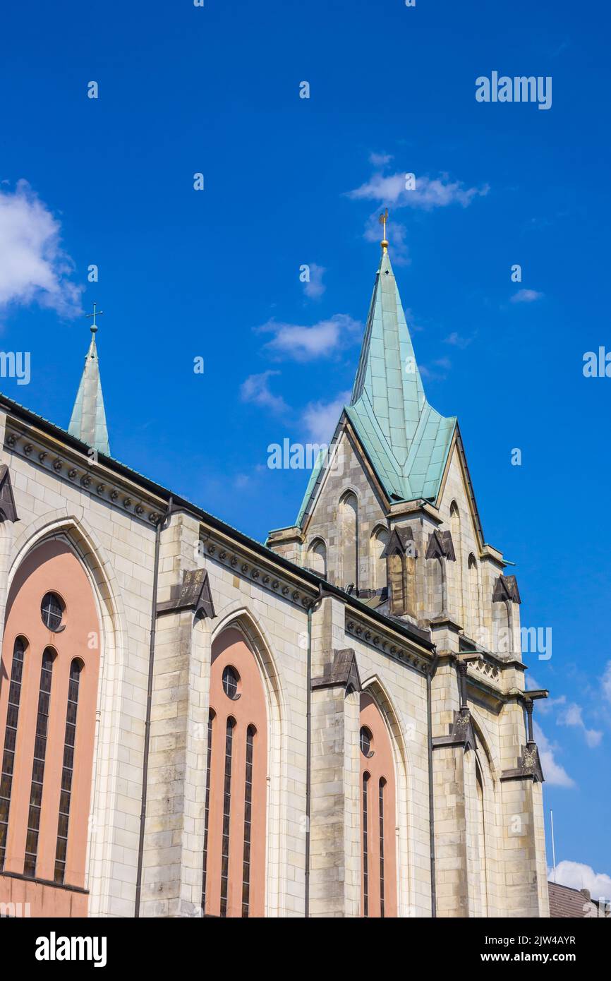 Türme der historischen Gertrud-Kirche in Essen, Deutschland Stockfoto