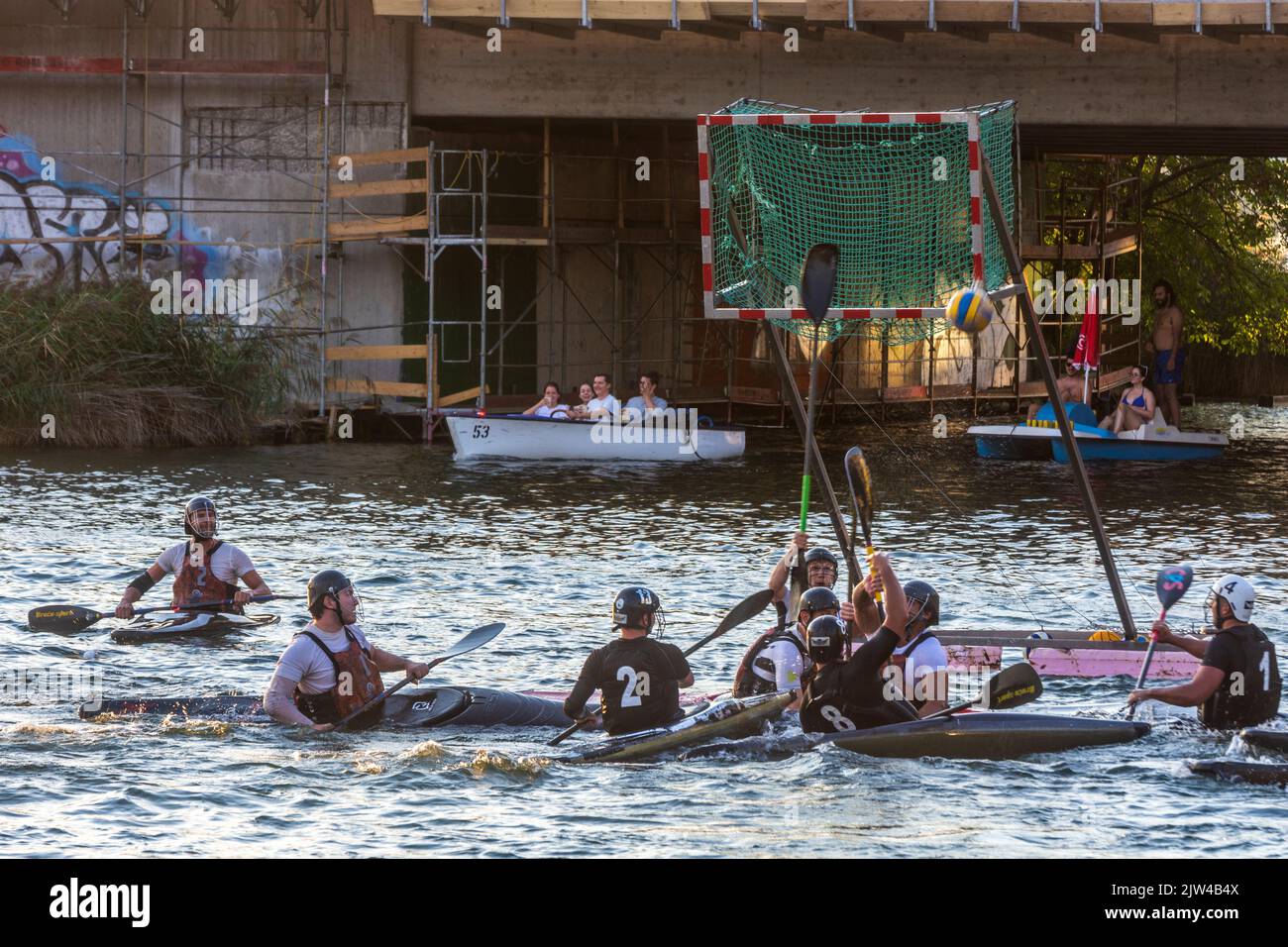 Wien, Wien kanuPolopaddler bei einem Wettkampfspiel auf dem