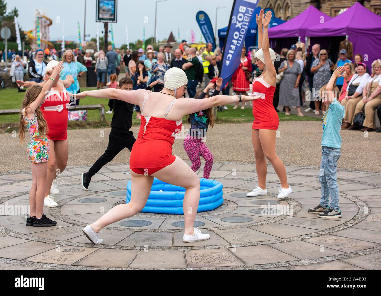 Morecambe, Lancashire, Großbritannien. 3. September 2022. Straßenunterhaltung beim Vintage by the Sea Festival, Morecambe, Großbritannien. Quelle: John Eveson/Alamy Live News Stockfoto
